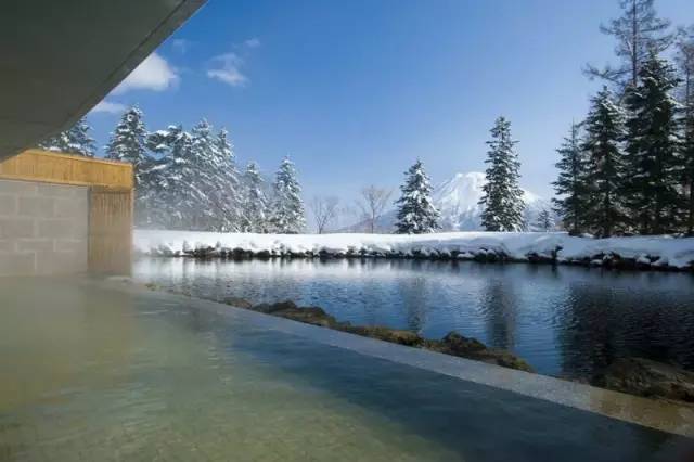 日本泡温泉观雪
