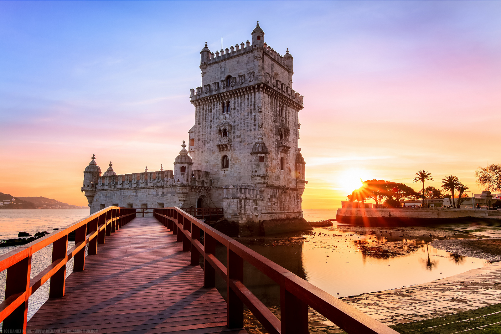 波尔图, 葡萄牙。葡萄牙波尔图的城市景观形象, 日落时著名的路易斯大桥和杜罗河.高清摄影大图-千库网